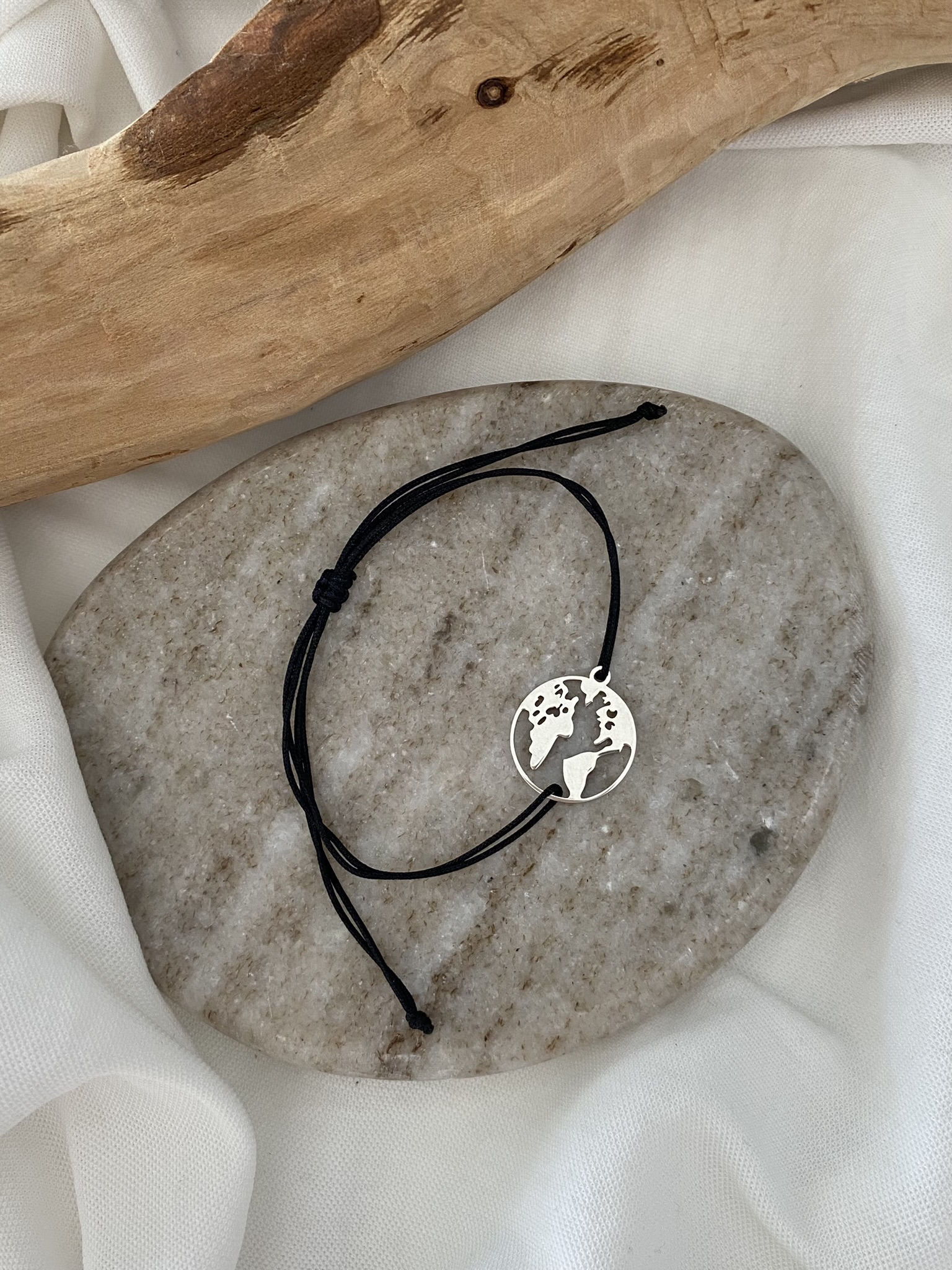 Šňůrkový náramek Zeměkoule #015